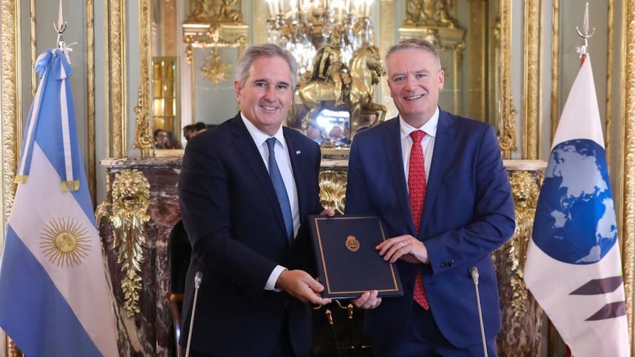Pablo Quirno y Mathias Cormann en Buenos Aires durante la entrega del Memorando Inicial