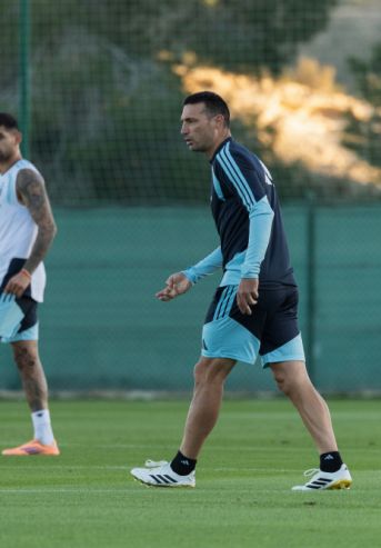 Lionel Scaloni entrenando a la Selección Argentina