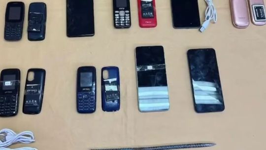 Desbarataron un call center de estafas y extorsiones que operaba desde una cárcel.