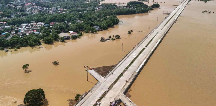 Carretera en construcción sumergida por las inundaciones en la ciudad de Tuguegarao, provincia de Cagayán, al norte de Manila. Foto de John Dimain / AFP