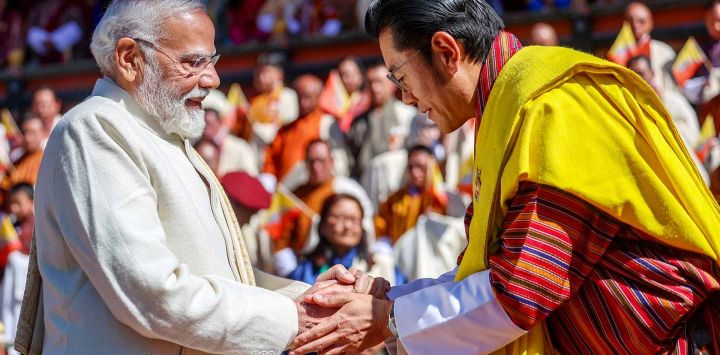 Narendra Modi, estrechando la mano del rey de Bután, Jigme Khesar Namgyel Wangchuck, en el recinto de Changlimethang, en Thimphu. Foto de AFP