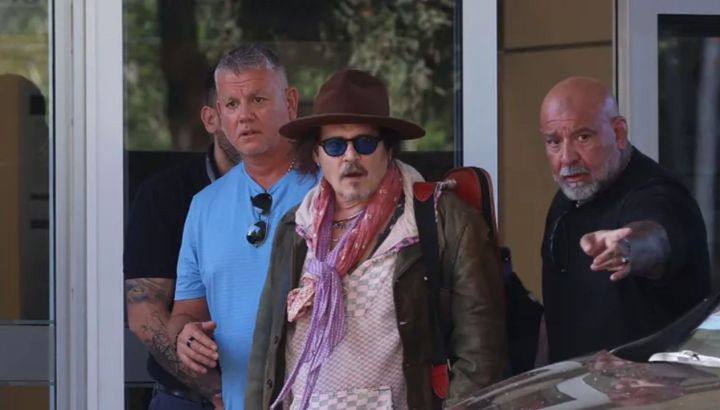 Locura por Johnny Depp en la puerta de Telefe antes de su paso por "Cortá por Lozano": gritos, carteles y disfraces