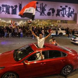 Seguidores del actual primer ministro iraquí celebran tras el anuncio de los resultados preliminares de las elecciones en Bagdad. Foto de AHMAD AL-RUBAYE / AFP | Foto:AFP