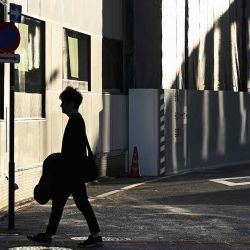Un hombre camina por una calle en la zona de Yurakucho en Tokio. Foto de GREG BAKER / AFP | Foto:AFP