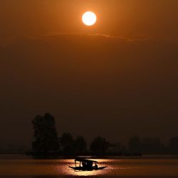 Un barquero rema su bote en el lago Dal durante el atardecer en Srinagar. Foto de Tauseef MUSTAFA / AFP | Foto:AFP