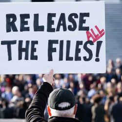 Un manifestante sostiene un cartel relacionado con la divulgación de los archivos del caso de Jeffrey Epstein frente al Capitolio de Estados Unidos. Foto por SAUL LOEB / AFP | Foto:AFP