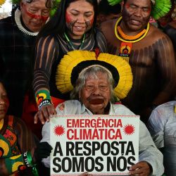 El líder indígena y ambientalista brasileño, el Jefe Raoni, sostiene un cartel que dice "Emergencia climática. La respuesta somos nosotros". Foto de Pablo PORCIUNCULA / AFP | Foto:AFP