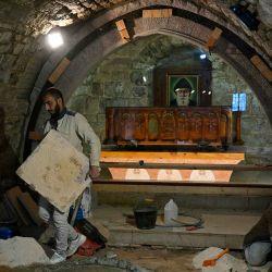 Renuevan los azulejos del suelo en el santuario de San Charbel, ubicado dentro del Monasterio Maronita de San Marón, por la visita del Papa. Foto de Joseph EID / AFP | Foto:AFP