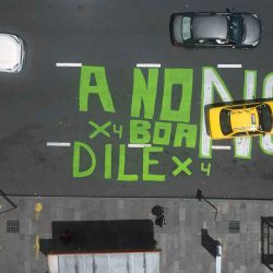 Un grafiti en una calle contra el referéndum propuesto por el presidente de Ecuador, Daniel Noboa, en el norte de Quito. Foto de Rodrigo BUENDIA / AFP | Foto:AFP