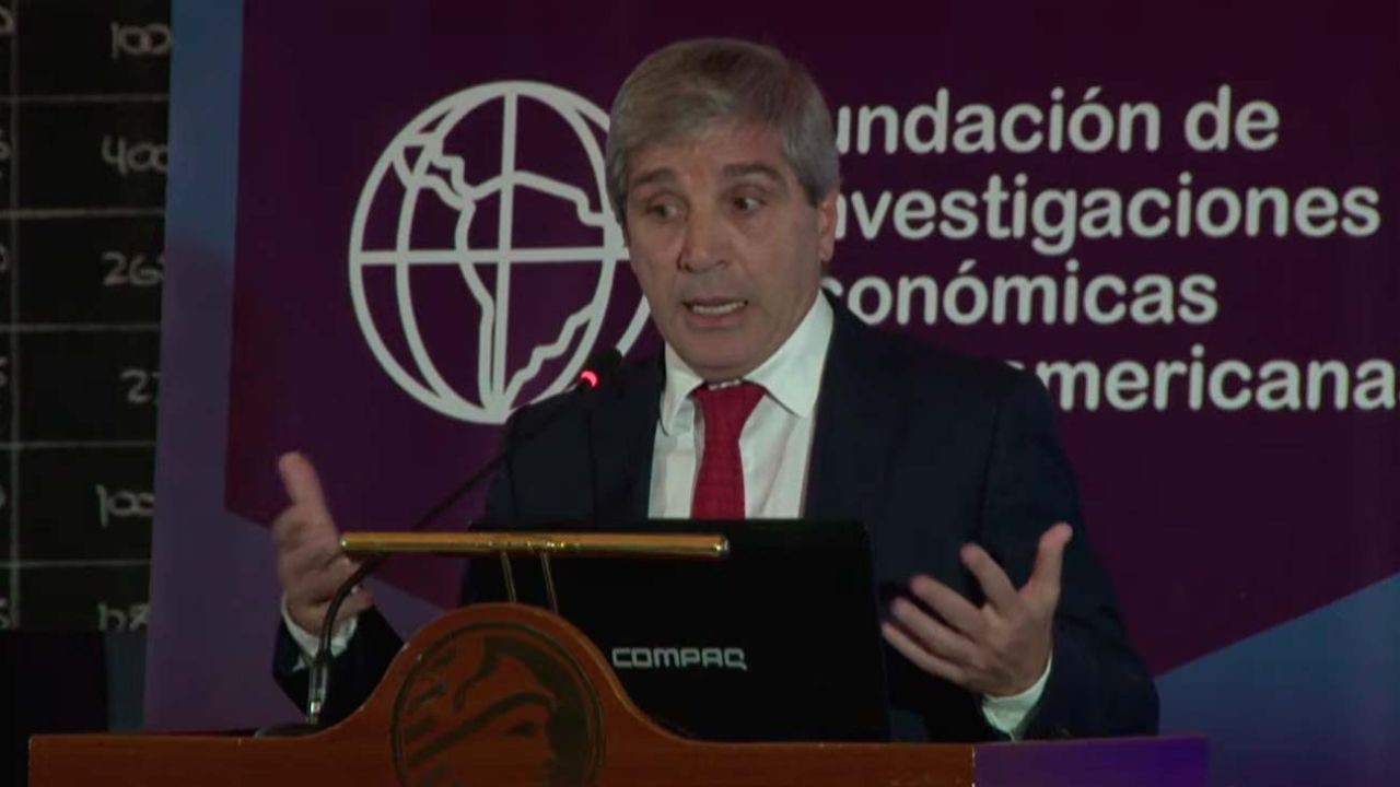 Luis Caputo en la Conferencia Anual de la Fundación FIEL, frente a un pizarrón de cotizaciones