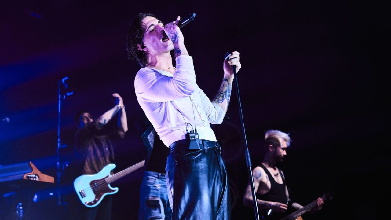 Damiano David en el escenario con público