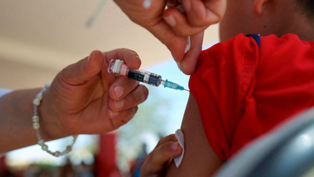Niño recibiendo vacuna contra el sarampión