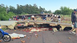 Camión con verduras volcó en Corrientes
