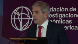 Luis Caputo explicó por qué el gobierno "seguirá con el esquema de bandas" y dio precisiones sobre la reforma laboral