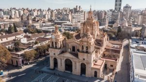 Vistas aéreas de la ciudad de Córdoba. La Catedral (Municipalidad).