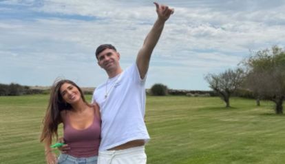 Dibu Martínez y Mandinha Martínez