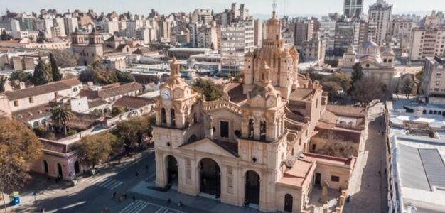Vistas aéreas de la ciudad de Córdoba. La Catedral (Municipalidad).