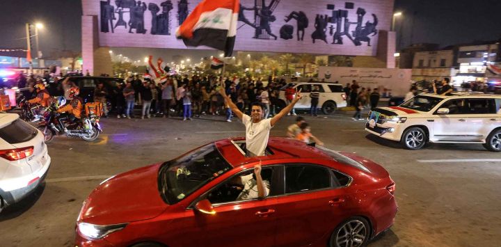 Seguidores del actual primer ministro iraquí celebran tras el anuncio de los resultados preliminares de las elecciones en Bagdad. Foto de AHMAD AL-RUBAYE / AFP