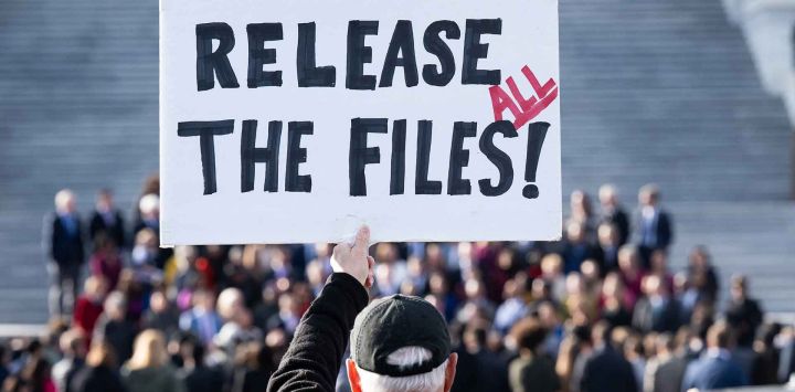 Un manifestante sostiene un cartel relacionado con la divulgación de los archivos del caso de Jeffrey Epstein frente al Capitolio de Estados Unidos. Foto por SAUL LOEB / AFP