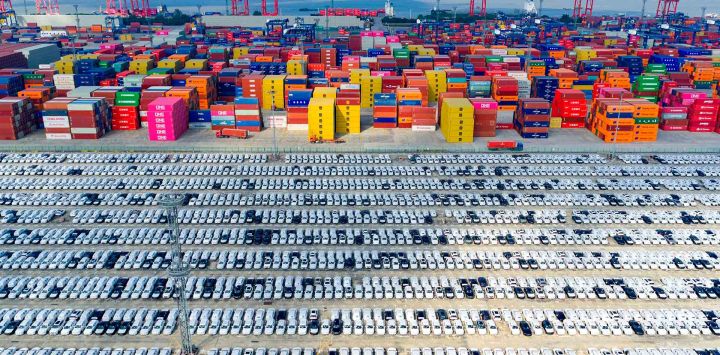 Autos para exportación se ven en un puerto en Nanjing, en la provincia oriental de Jiangsu, China. Foto de AFP