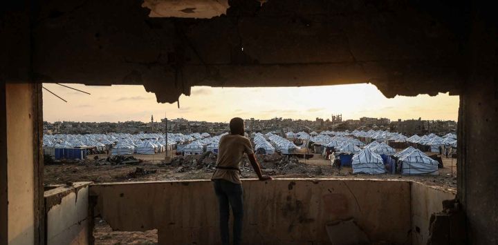 Un hombre palestino observa un nuevo campamento de desplazados establecido por el Comité Egipcio en Nuseirat, Franja de Gaza. Foto de Eyad Baba / AFP