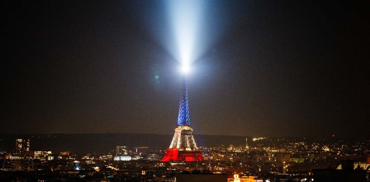 La Torre Eiffel iluminada para conmemorar los 15 años del ataque terrorista en París. Foto de AFP 
