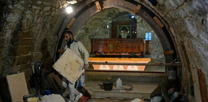 Renuevan los azulejos del suelo en el santuario de San Charbel, ubicado dentro del Monasterio Maronita de San Marón, por la visita del Papa. Foto de Joseph EID / AFP