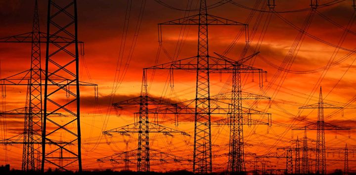 Postes de electricidad cerca de la central térmica de lignito operada por la gigante energética alemana RWE. Foto de Ina FASSBENDER / AFP