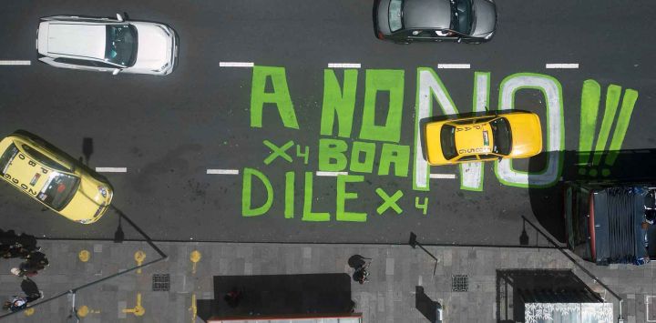 Un grafiti en una calle contra el referéndum propuesto por el presidente de Ecuador, Daniel Noboa, en el norte de Quito. Foto de Rodrigo BUENDIA / AFP