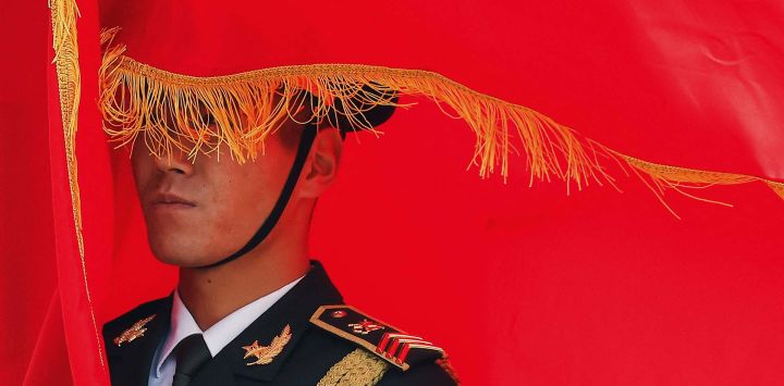 Un guardia de honor del Ejército Popular de Liberación (EPL) de China durante una ceremonia de bienvenida al rey Felipe VI de España en Pekín. Foto de Maxim Shemetov / AFP