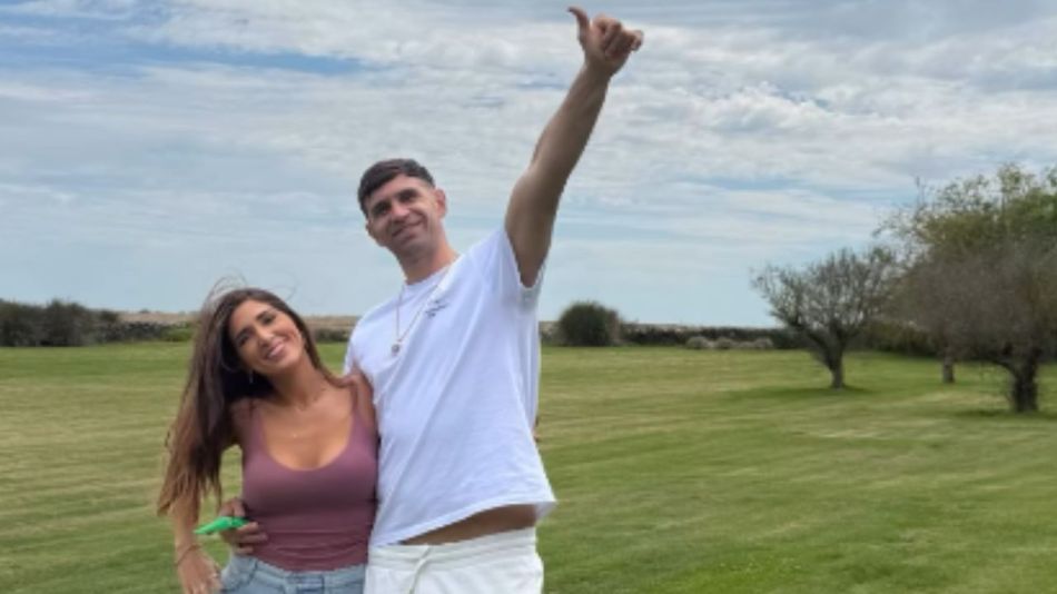 Dibu Martínez y Mandinha Martínez