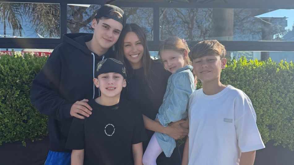 Pampita junto a Beltrán, Bautista, Benicio y Ana