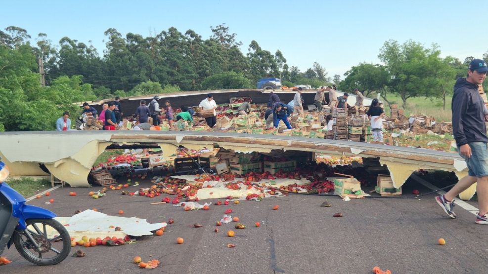 Camión con verduras volcó en Corrientes