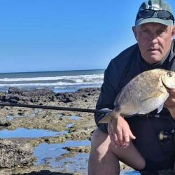 Tras sorprender con las primeras lisas en el Quequén Salado, Uzidinger ahora volvió a la carga con los sargos en los famosos pedregales cercanos a Claromecó, un ambiente que conoce al detalle.