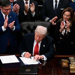 El presidente de EE. UU., Donald Trump, firma el paquete de leyes para reabrir el gobierno federal en la Oficina Oval de la Casa Blanca en Washington, DC. Foto de Brendan SMIALOWSKI / AFP | Foto:AFP