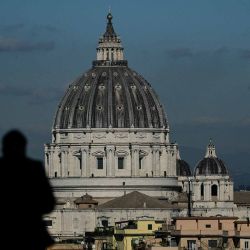 Una foto tomada al margen de las conversaciones entre Italia y Albania en Villa Doria Pamphilj muestra la basílica de San Pedro, en Roma. Foto de Tiziana FABI / AFP | Foto:AFP