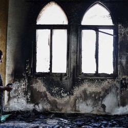 Mezquita Hajja Hamida después de que, según se informa, fue incendiada y vandalizada por colonos israelíes en la aldea palestina de Deir Istiya. Foto de Zain JAAFAR / AFP | Foto:AFP