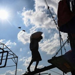 Un obrero carga un saco de arroz en un camión a lo largo de un muelle en Yangon. Foto de Sai Aung MAIN / AFP | Foto:AFP