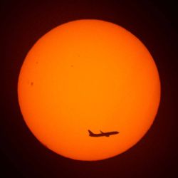 Un avión vuela en el amanecer en Buenos Aires. Foto de Luis Robayo / AFP | Foto:AFP