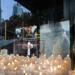 Budistas surcoreanos encienden velas en el Templo Bongeunsa mientras los estudiantes se preparan para el ingreso a la universidad Suneung, en Seúl. Foto por ANTHONY WALLACE / AFP | Foto:AFP