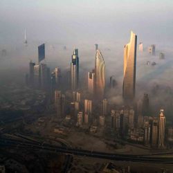 Esta fotografía aérea muestra rascacielos en medio de la niebla matutina en la ciudad de Kuwait. Foto de Yasser Al-Zayyat / AFP | Foto:AFP