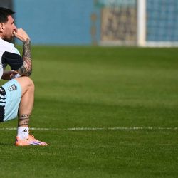 El delantero argentino #10 Lionel Messi asiste a una sesión de entrenamiento en el Estadio Martínez Valero en Elche, España. Foto de JOSE JORDAN / AFP | Foto:AFP