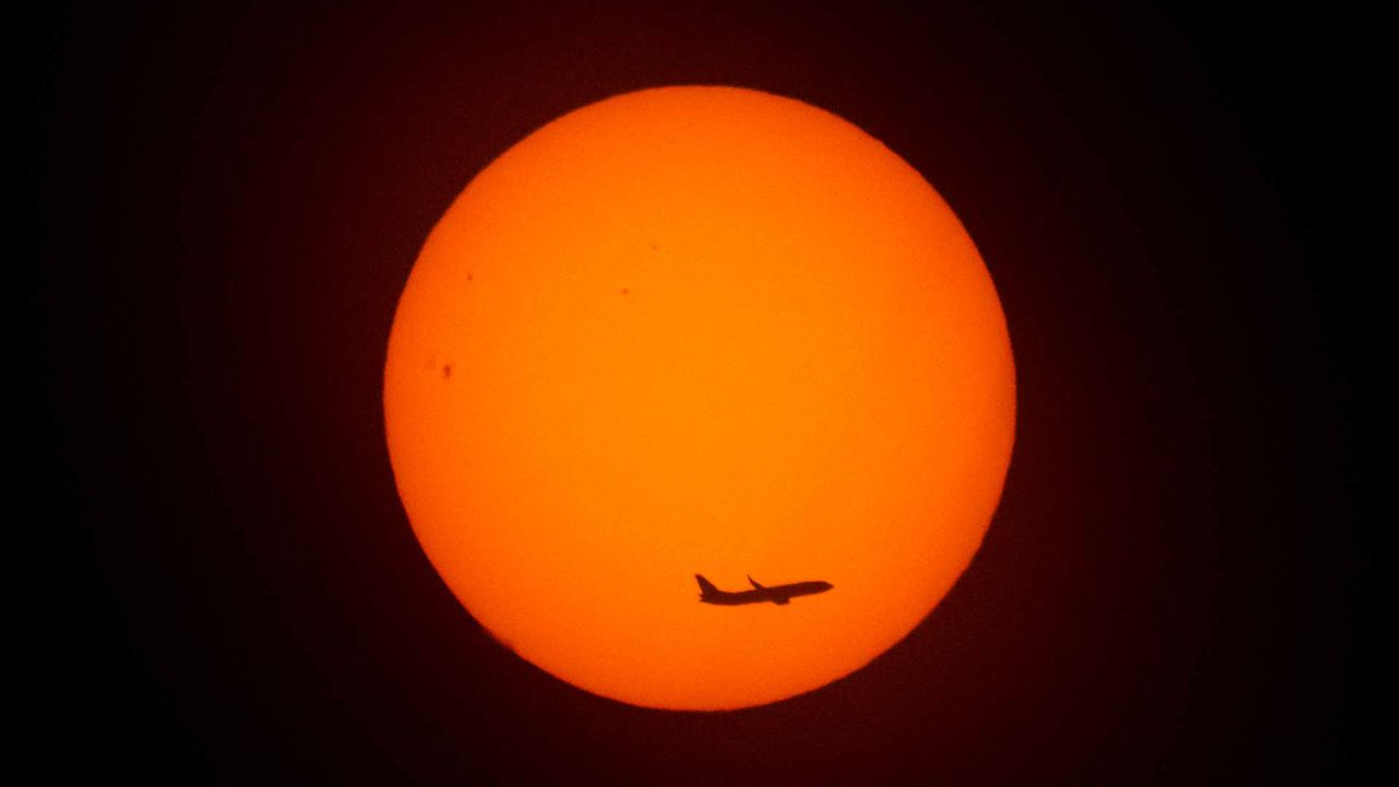 Un avión vuela en el amanecer en Buenos Aires. Foto de Luis Robayo / AFP | Foto:AFP