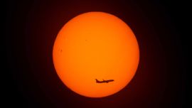 Un avión vuela en el amanecer en Buenos Aires. Foto de Luis Robayo / AFP