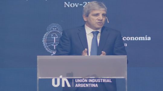 Buena performance de Luis Caputo en la UIA: “La Unión Industrial Argentina aplaude el pragmatismo”