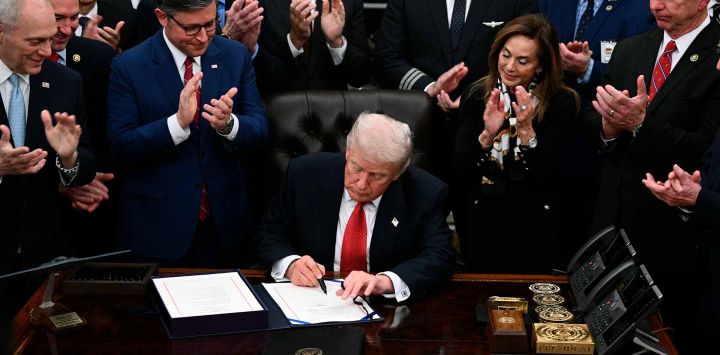 El presidente de EE. UU., Donald Trump, firma el paquete de leyes para reabrir el gobierno federal en la Oficina Oval de la Casa Blanca en Washington, DC. Foto de Brendan SMIALOWSKI / AFP