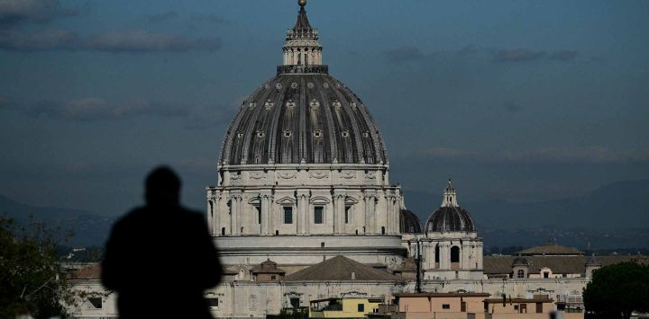 Una foto tomada al margen de las conversaciones entre Italia y Albania en Villa Doria Pamphilj muestra la basílica de San Pedro, en Roma. Foto de Tiziana FABI / AFP