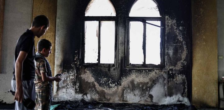 Mezquita Hajja Hamida después de que, según se informa, fue incendiada y vandalizada por colonos israelíes en la aldea palestina de Deir Istiya. Foto de Zain JAAFAR / AFP