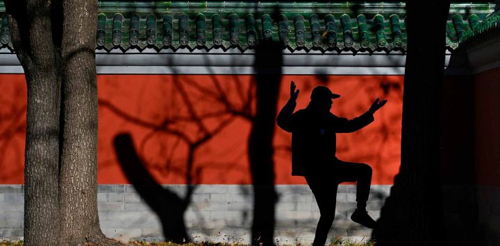 Un hombre practica tai chi en un parque de Pekín. Foto de WANG Zhao / AFP