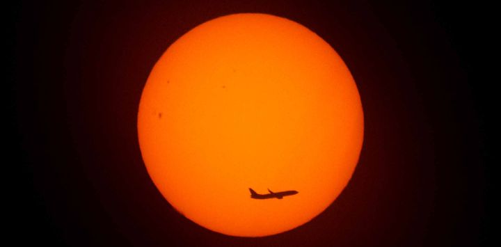 Un avión vuela en el amanecer en Buenos Aires. Foto de Luis Robayo / AFP